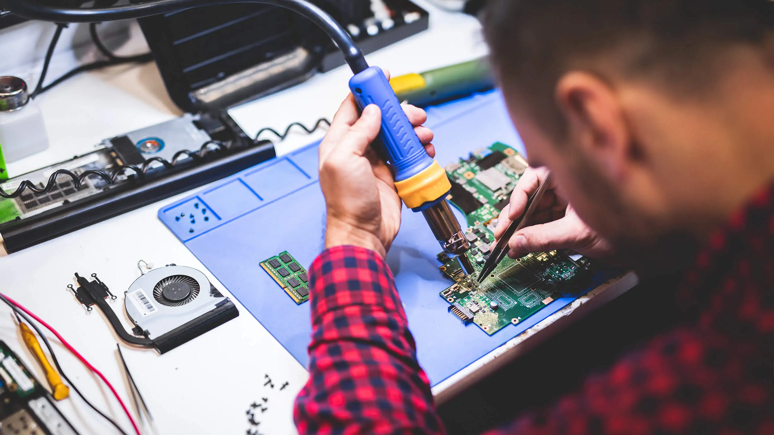 man-repairing-laptop.webp (146 KB)